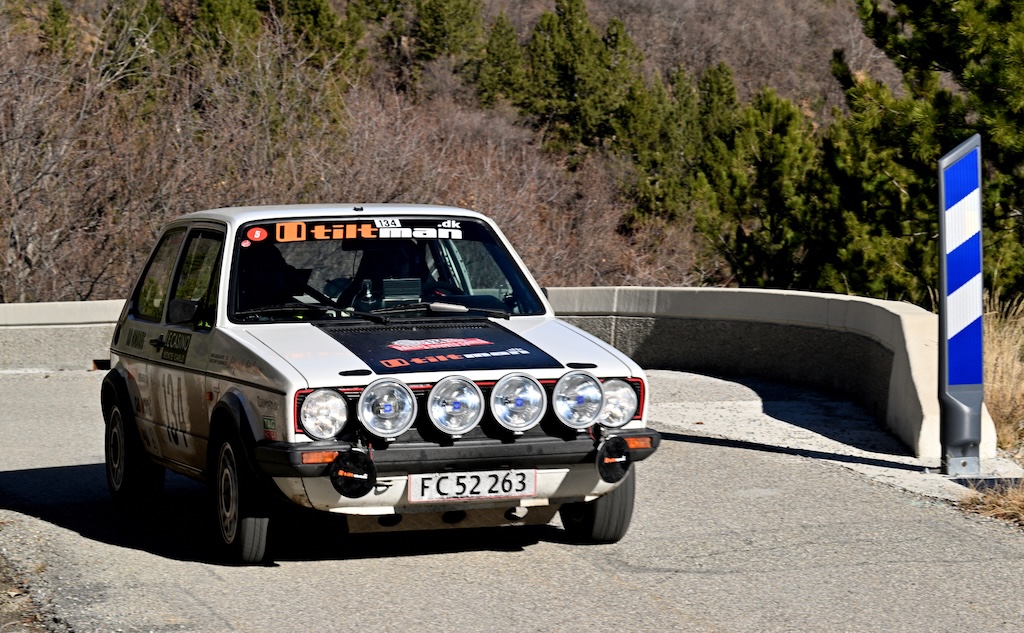 Kim Kjærsgaard Frandsen fra Norsminde og Kristian Flensbak Jørgensen fra Aarhus har kørt deres VW Golf GTI fra 1979 frem fra nr. 14 til nr. 12 i Rallye Monte-Carlo Historique.
(Foto: Per Vilslev)